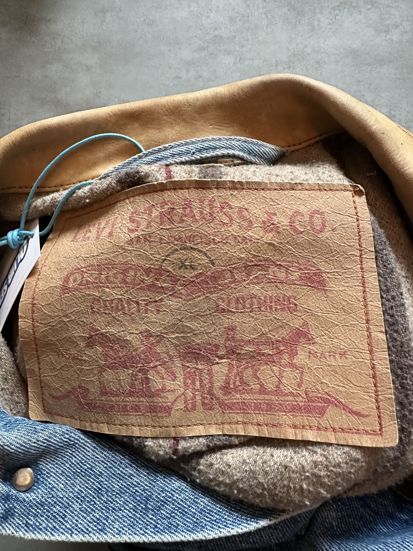 VINTAGE LEVI'S DENIM JACKET - XLARGE