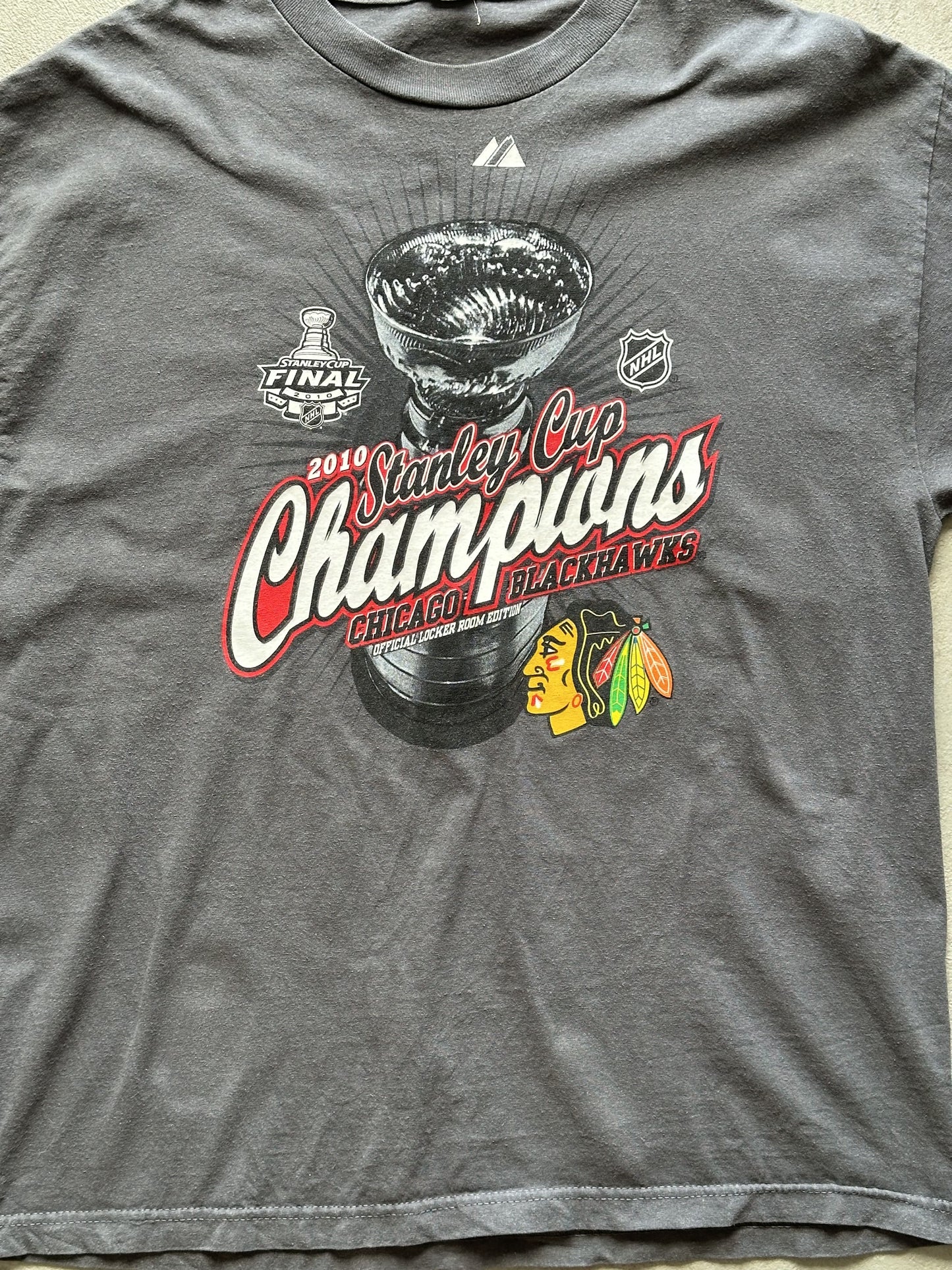 VINTAGE CHICAGO BLACKHAWKS STANLEY CUP 2010 T-SHIRT - LARGE